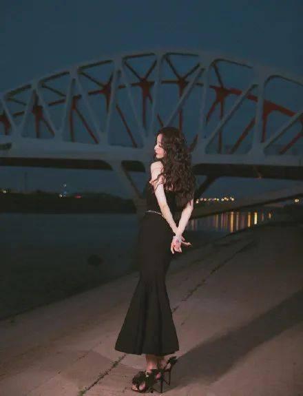 她比夜色撩人,她如星辰璀璨